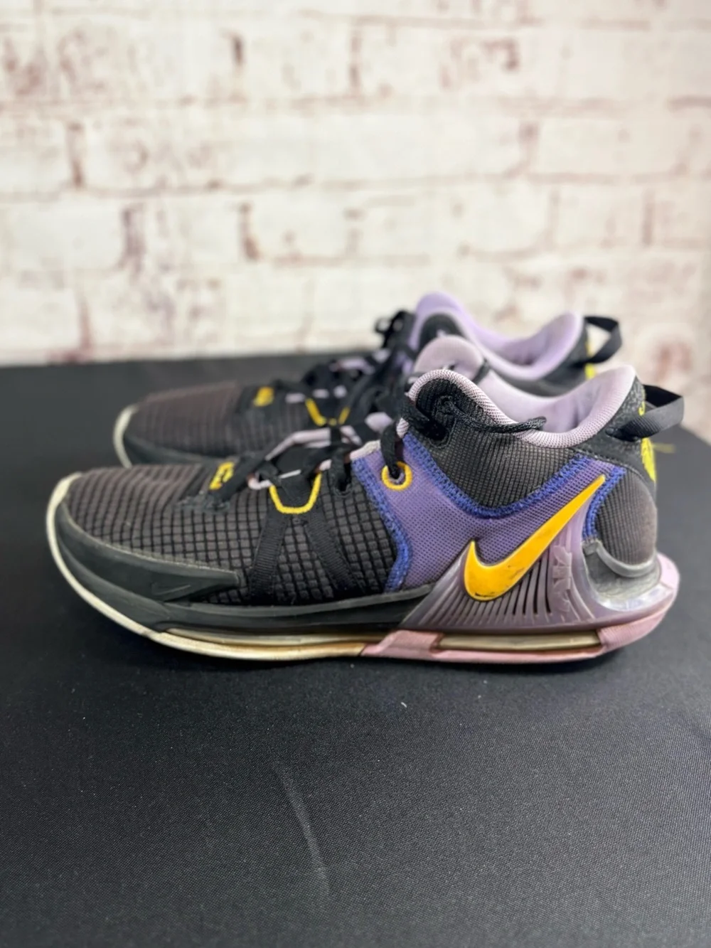 Nike mensBlack, Purple & Yellow Basketball Sneakers